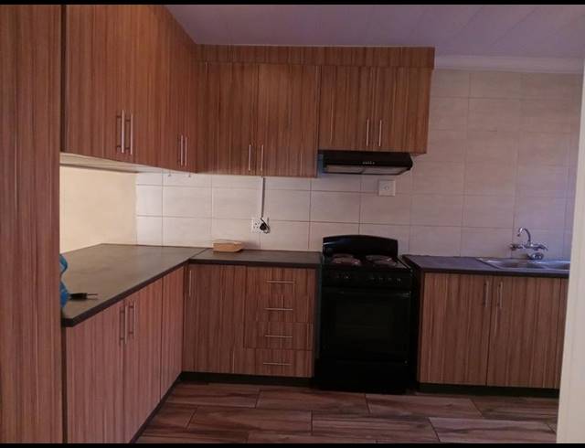 3 BEDROOM TOWNHOUSE FOR SALE IN VANDERBIJLPARK CE 3